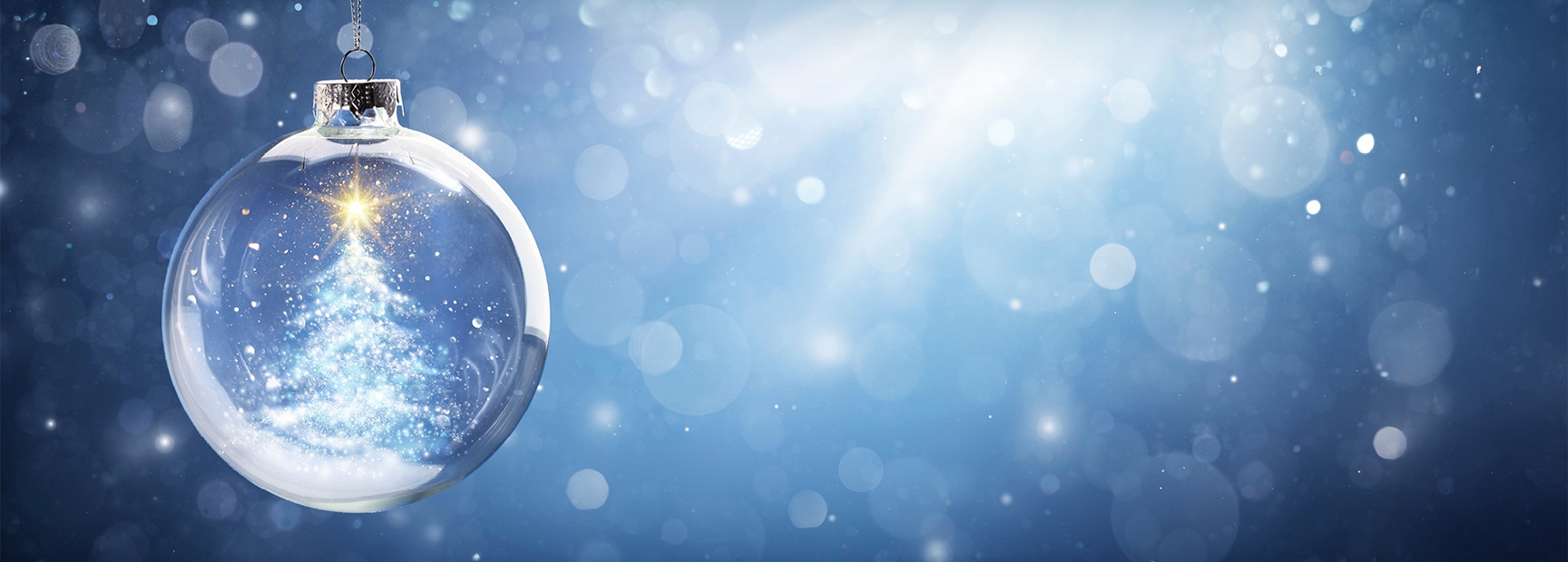 Eine durchsichtige Weihnachtskugel zeigt einen schimmernden, blauen Weihnachtsbaum mit einer leuchtenden Sterne-Spitze. Im Hintergrund gibt es einen sanften, blauen Farbverlauf mit vielen kleinen, glitzernden Lichtern, die eine festliche Stimmung erzeugen.