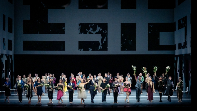 Die Tänzerinnen und Tänzer des Wiener Staatsballetts verbeugen sich nach der Vorstellung. Sie halten vereinzelt Blumensträuße.