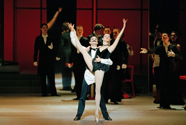 Ein Tanzpaar posiert vor einer Menschengruppe