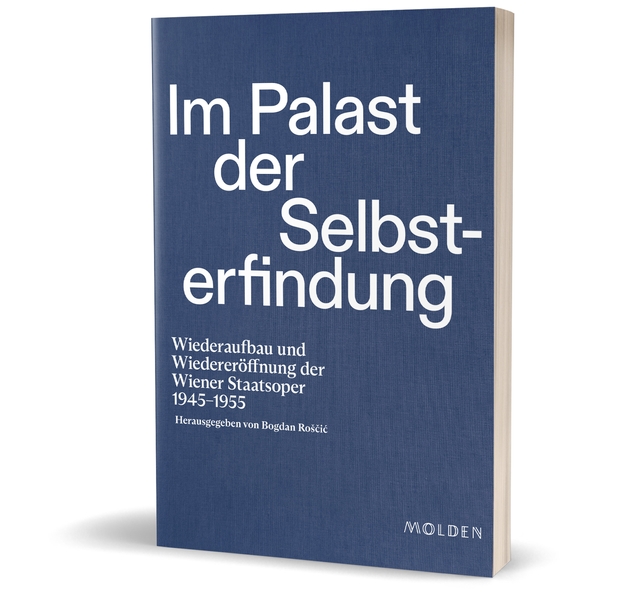 Buchcover mit dem Titel „Im Palast der Selbsterfindung“. Untertitel: „Wiederaufbau und Wiedereröffnung der Wiener Staatsoper 1945–1955“. Herausgegeben von Bogdan Roščić. Hintergrund in Blau, Schrift in Weiß.