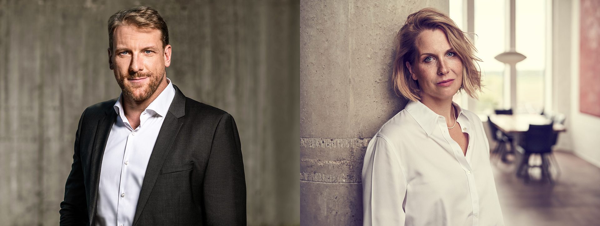 Portraits eines Mannes und einer Frau. Der Mann trägt einen dunklen Anzug und lächelt, während er vor einer grauen Wand steht. Die Frau ist in einem weißen Hemd gekleidet, steht an einer Wand und schaut direkt in die Kamera. Im Hintergrund ist ein moderner Raum sichtbar.